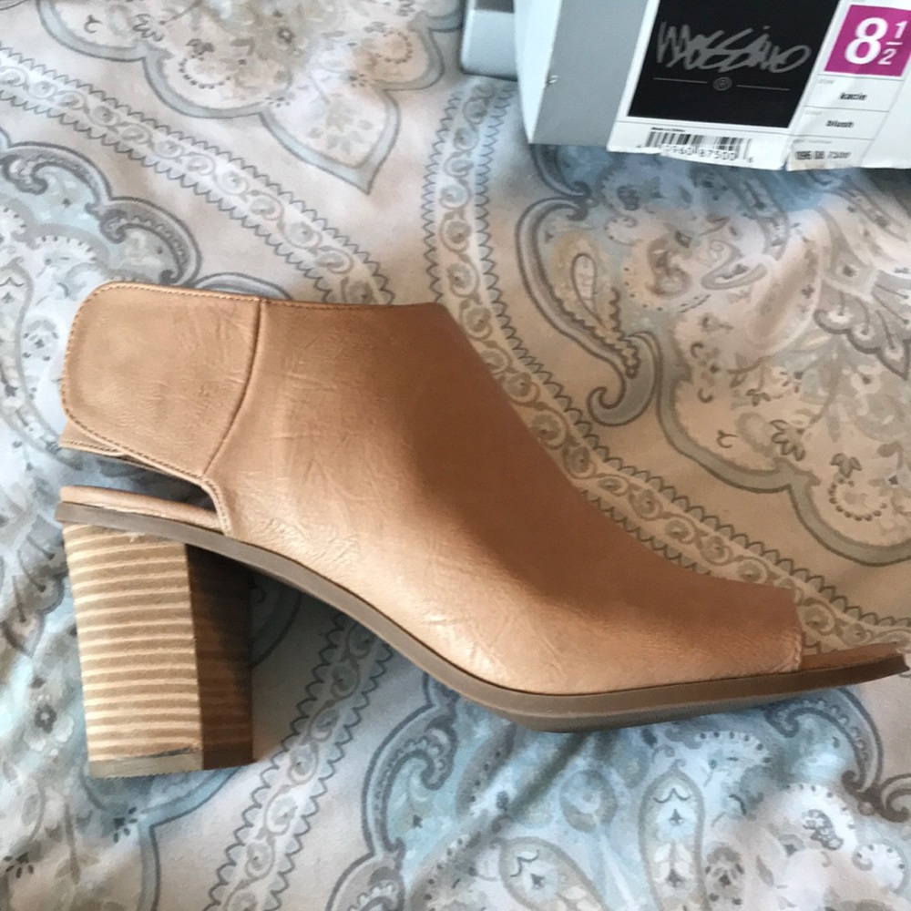 Nude peep toe
